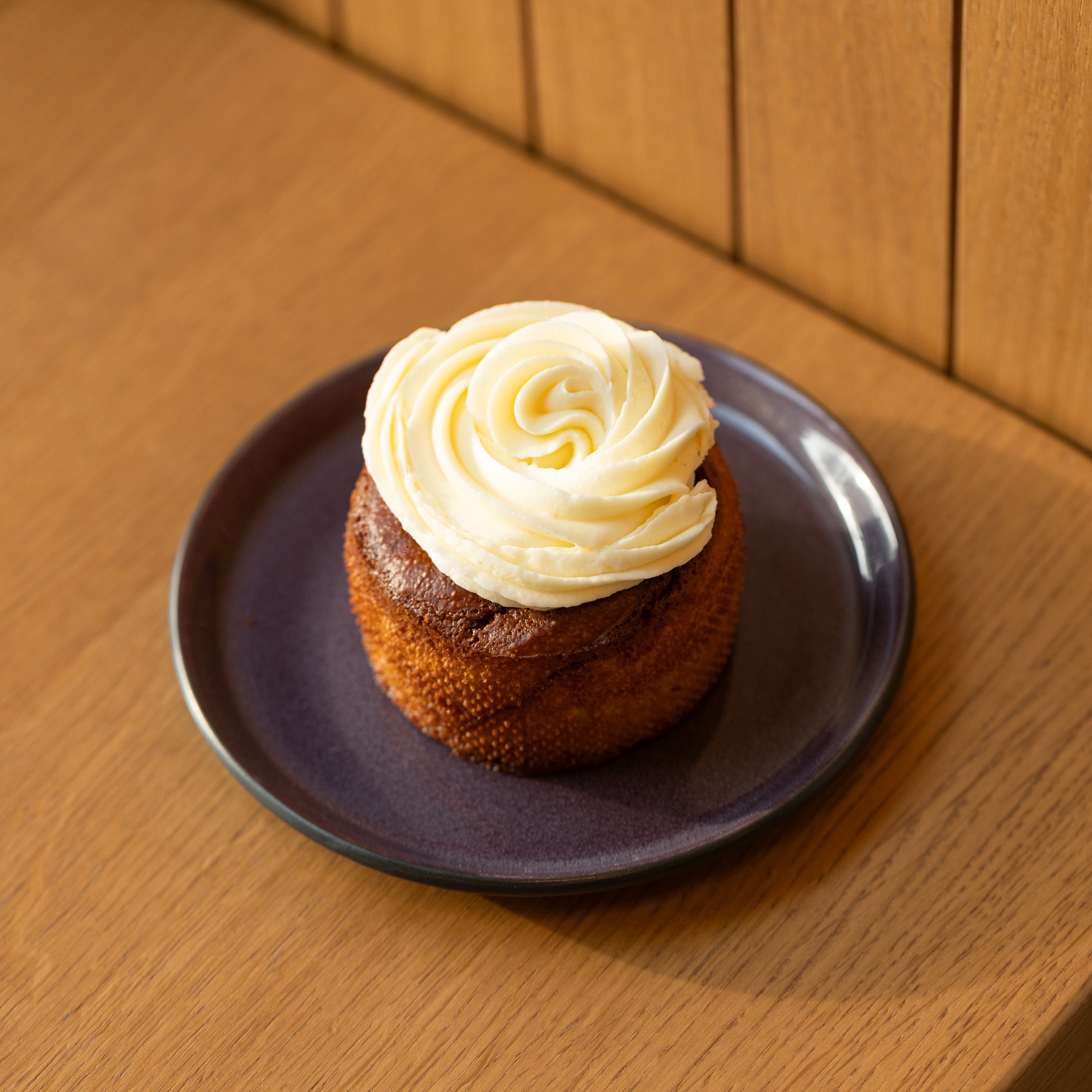 Cinamoninė bandelė su kremu