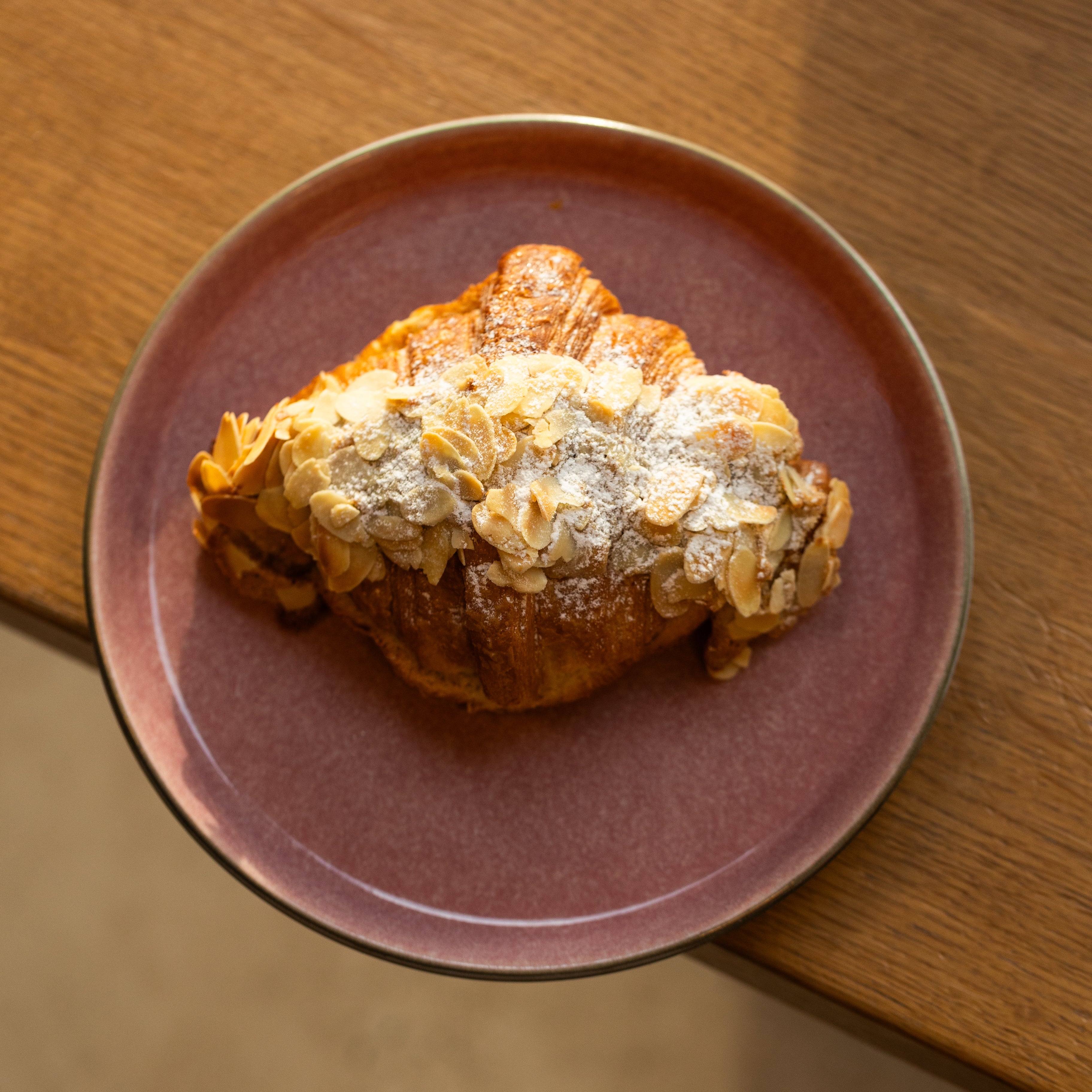 Dukart keptas migdolų kremo kruasanas